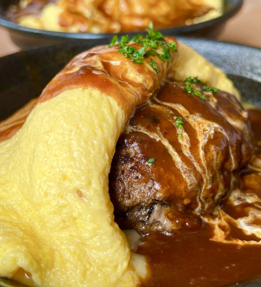 gourmetroad5's tweet photo. 愛知県名古屋市国際センター駅近くにあるお店「アランチャ」の、肉汁を閉じ込めたハンバーグにとろっとろのチーズオムレツをのせ、デミソースをたっぷりかけた「ハンバーグ丼」✨ https://t.co/hZT8tZWSnA