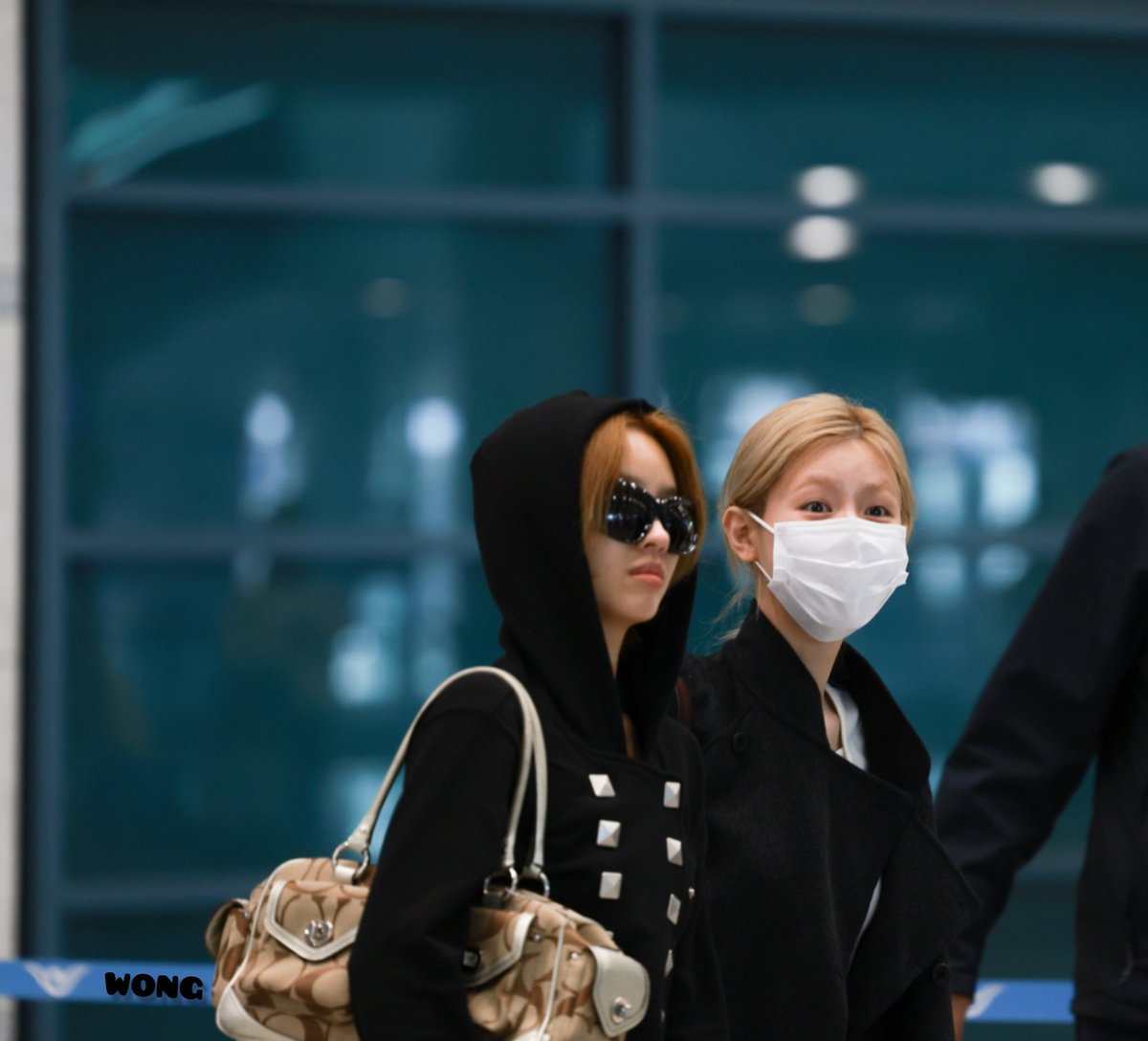 idlepopbase's tweet photo. i-dle's MIYEON and SOYEON at the airport today, heading back to Korea. https://t.co/lfkmCP2PSP