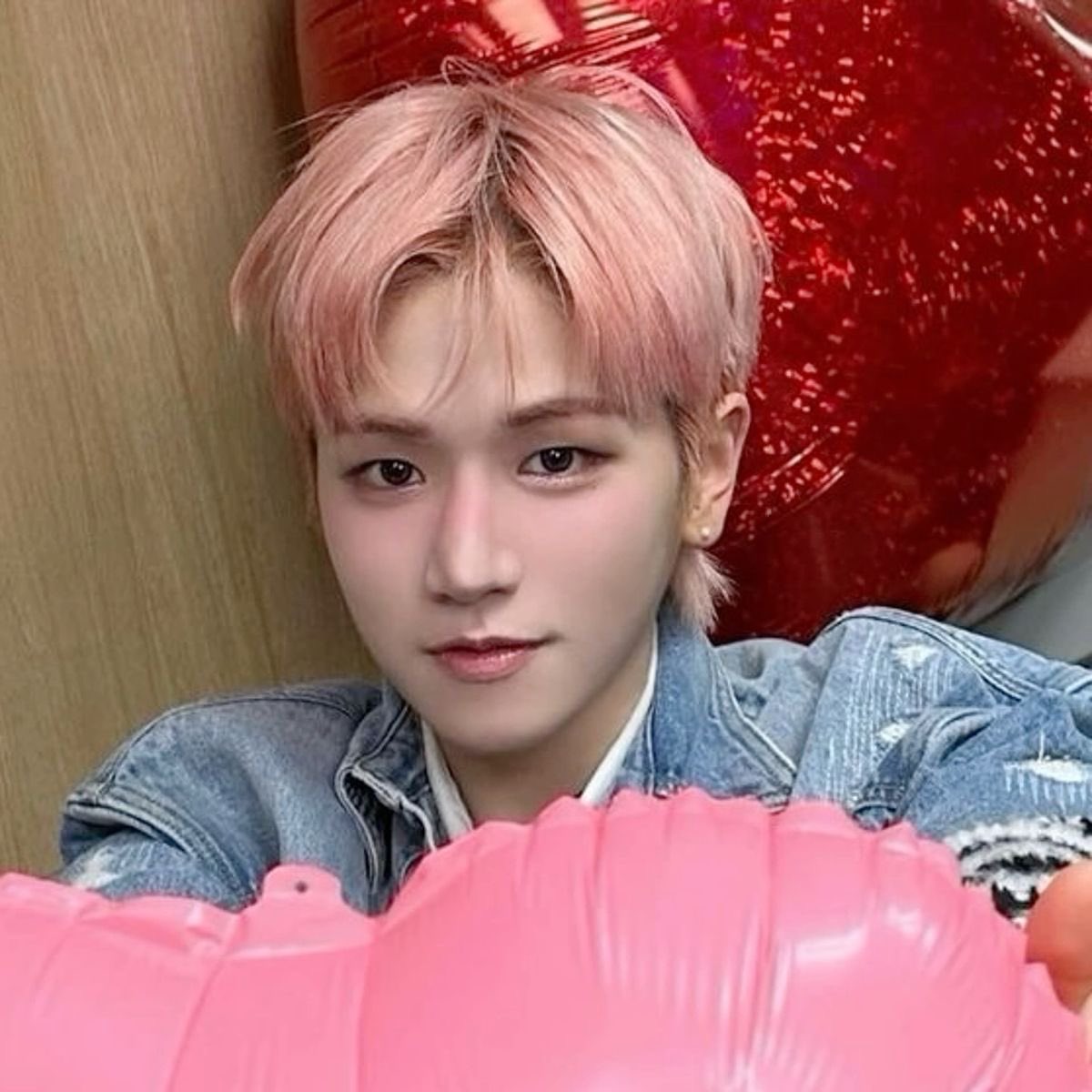 hyukkeiz's tweet image. can feel it in my bones, his hair is for sure pink right now #please #manifesting