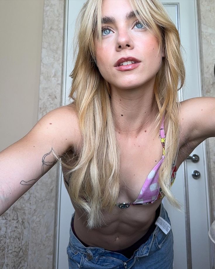 galledetails's tweet photo. clara galle's abs disagree https://t.co/dmxKCbGr9s