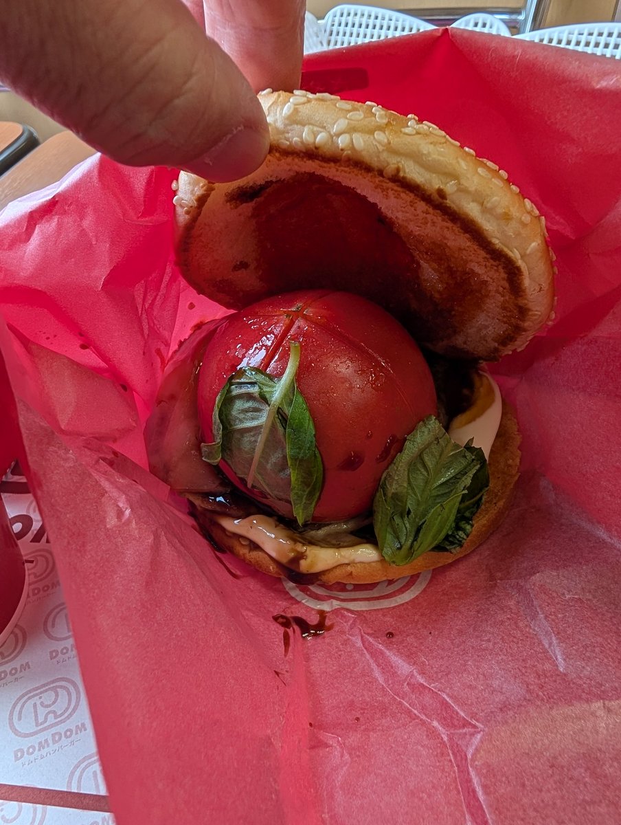 #domdom の #丸ごとトマトバーガー 食べました
トマトとバジルとハンバーグがとても合います
少し後に売り切れになりました
特別なトマトなので限定数しか作れないようです