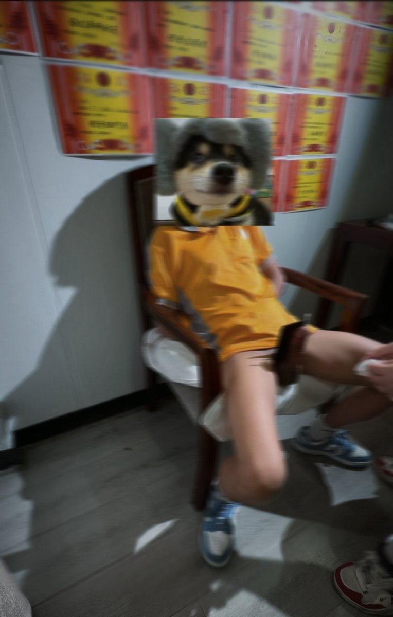 xiaoxiaozezela's tweet photo. 奖状集体沉默  
它们挂满整面墙，  
像开完表彰大会后不肯散场的评委席。  
没人鼓掌，没人提问，  
只是静静看着“品学兼优”的标签  
一点点从他身上被剥离，  
直到只剩急促的喘息，和彻底失控的生理极限——  
连最基本的克制，都已荡然无存！
（视频剪辑中… 
#反差 #角色扮演 https://t.co/kiTnmNk8bJ