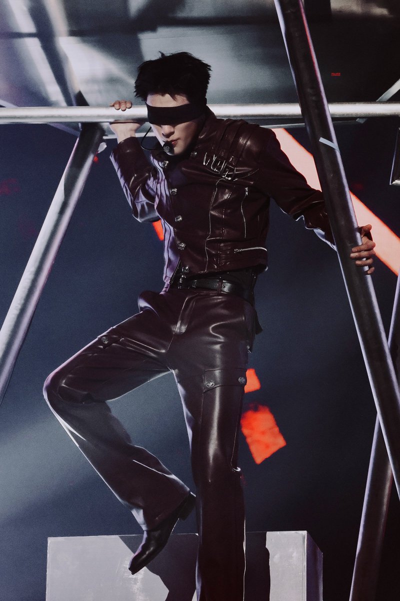 𝐬𝐢𝐥𝐯𝐞𝐫 𝐥𝐢𝐧𝐢𝐧𝐠. tweet media