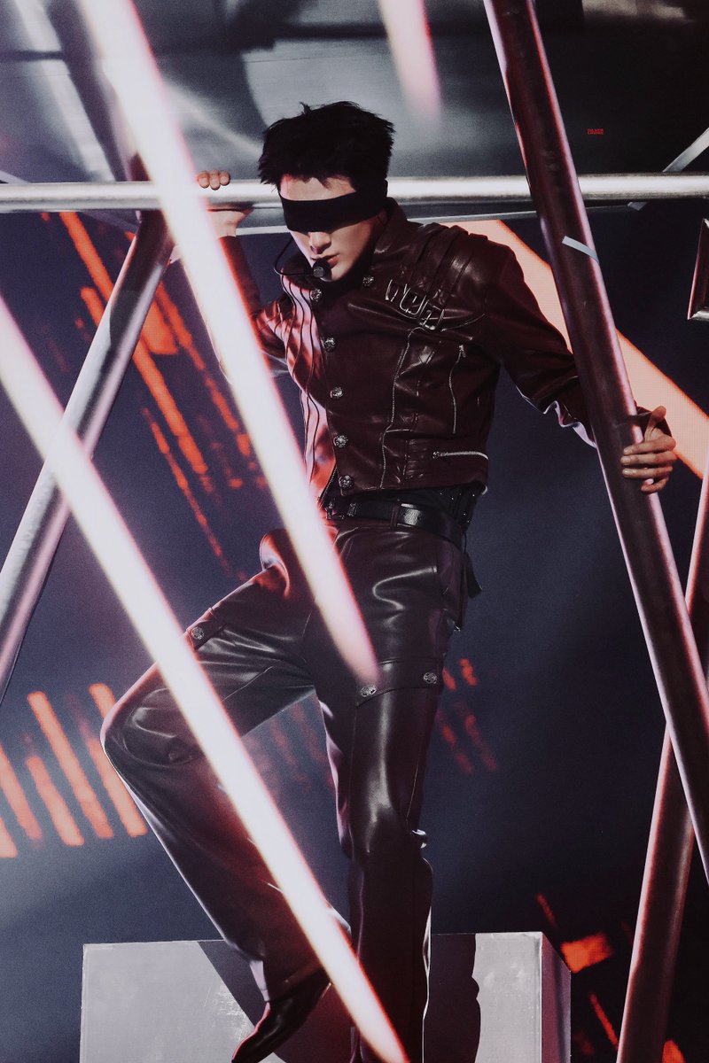 𝐬𝐢𝐥𝐯𝐞𝐫 𝐥𝐢𝐧𝐢𝐧𝐠. tweet media