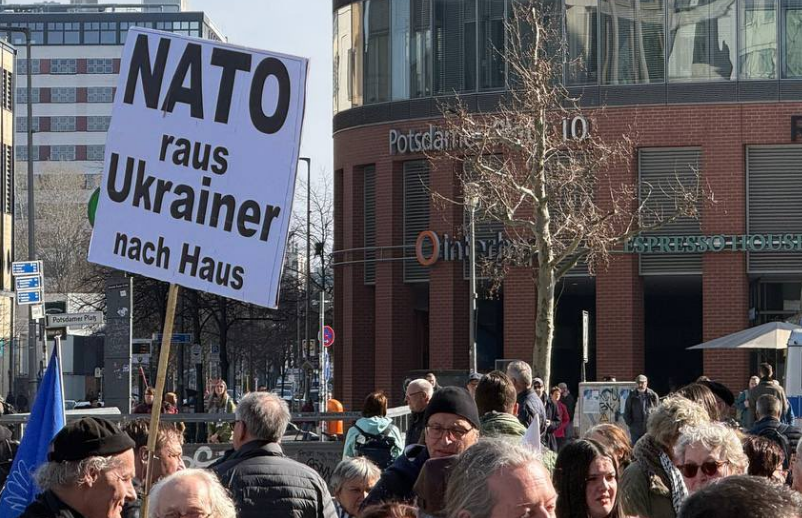 nomnomcookieez's tweet photo. Sogenannte deutsche Friedensbewegung ✊🕊️ https://t.co/S75QiNqqJs