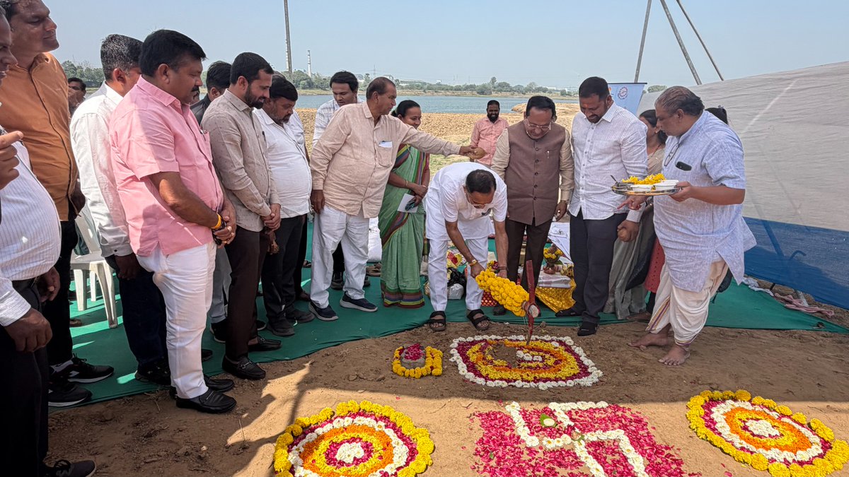 imukeshdalal's tweet photo. "સર્વાંગી વિકાસથી સમૃદ્ધ ઓલપાડ તરફ મજબૂત પગલું"
સુરત શહેરી વિકાસ સત્તામંડળ દ્વારા ગુજરાત અર્બન ડેવલપમેન્ટ મિશન (#GUDM) ની ગ્રાંટમાંથી મારા ૨૪-સુરત લોકસભામાં સમાવિષ્ટ ૧૫૫-ઓલપાડ વિધાનસભાના ઓલપાડ તાલુકાના બરબોધાન, કુંકણી, વડોદ, કણાદ, ભારૂંડી અને કુડસદ ગામમાં રૂ.૨૮.૨૬ કરોડના ખર્ચે તળાવનું નવિનીકરણ તથા મલગામાં અને તેના ગામે રૂ.૧.૧૨ કરોડ ખર્ચે નવી સ્ટ્રીટલાઈટની સુવિધાના કામોનું ખાતમુહુર્ત વિધિ પૂર્વ રાજય મંત્રી અને ધારાસભ્ય શ્રી @mukeshpatelmla ની પ્રેરક ઉપસ્થિતિમાં સંપન્ન થયું.