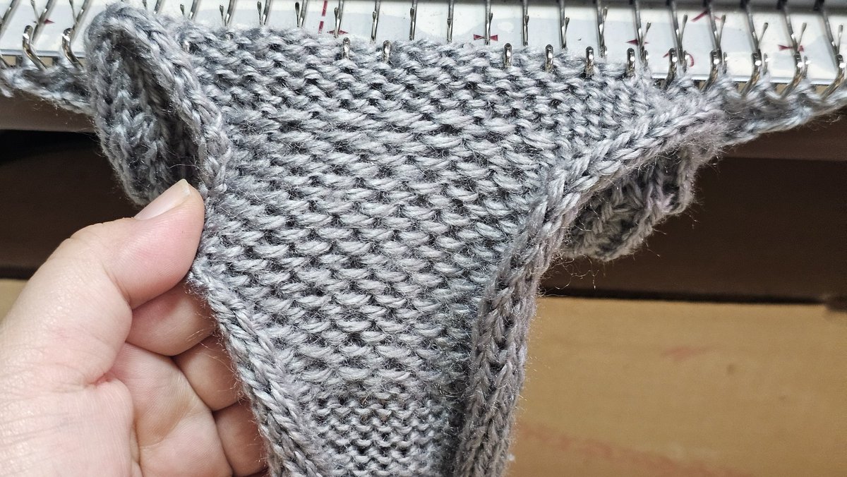 tomotar0's tweet image. 子供たちと約束していたので、昼過ぎから美術館へ行ってきました。
先ほど帰宅して、パンチカードのすべり模様とタックの試し編みです。
無事に編めました！！
#編み機
#brother