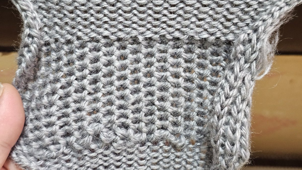 tomotar0's tweet image. 子供たちと約束していたので、昼過ぎから美術館へ行ってきました。
先ほど帰宅して、パンチカードのすべり模様とタックの試し編みです。
無事に編めました！！
#編み機
#brother