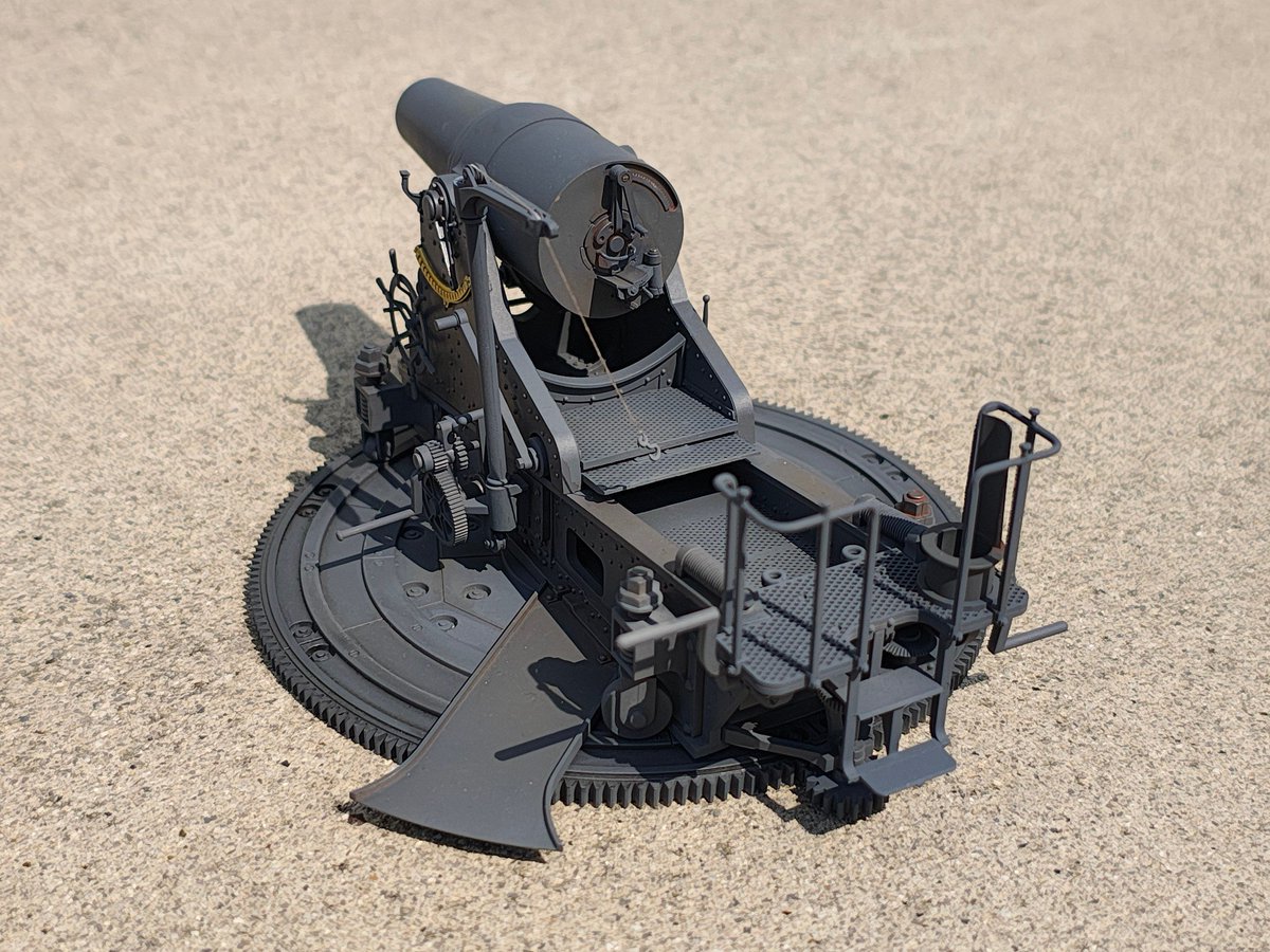 ボーダーモデル　1/35　二十八珊榴弾砲

完成しました！
1892年に日本陸軍に制式採用され、日露戦争に投入された後本土決戦まで使用され続けた息の長い砲です
かなり組みやすいキットでした
本砲は単色で単調だったのでブラックとブラウンでキツめにウェザリングしてみました
また組みたいですね〜