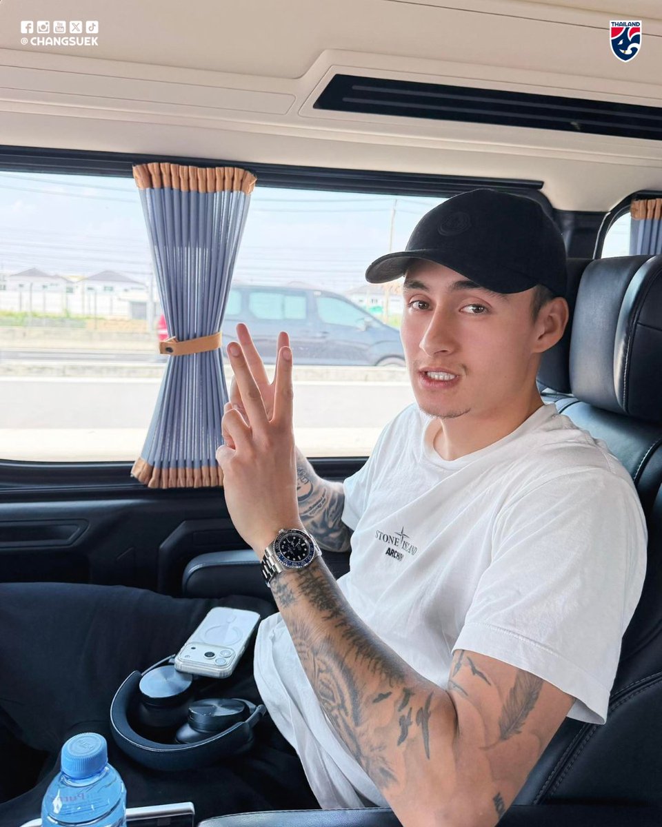 Changsuek_TH's tweet photo. #ChangsuekUpdate พร้อมเสมอเมื่อชาติต้องการ! 🥹
นิโคลัส #มิคเกลสัน ลัดฟ้าจากยุโรปมาถึงประเทศไทย เป็นที่เรียบร้อย ✈️ หลังเสร็จภารกิจกับ เอลเวอร์สแบร์ก ในบุนเดสลีกา 2 เยอรมัน พร้อมช่วย #ทีมชาติไทย ลุย #ศึกพลิกชะตาศรัทธาเป็นเดิมพัน กับ เติร์กเมนิสถาน 🇹🇲 วันที่ 31 มี.ค. 👊
#ACQ2027 https://t.co/w7YAWlOL49