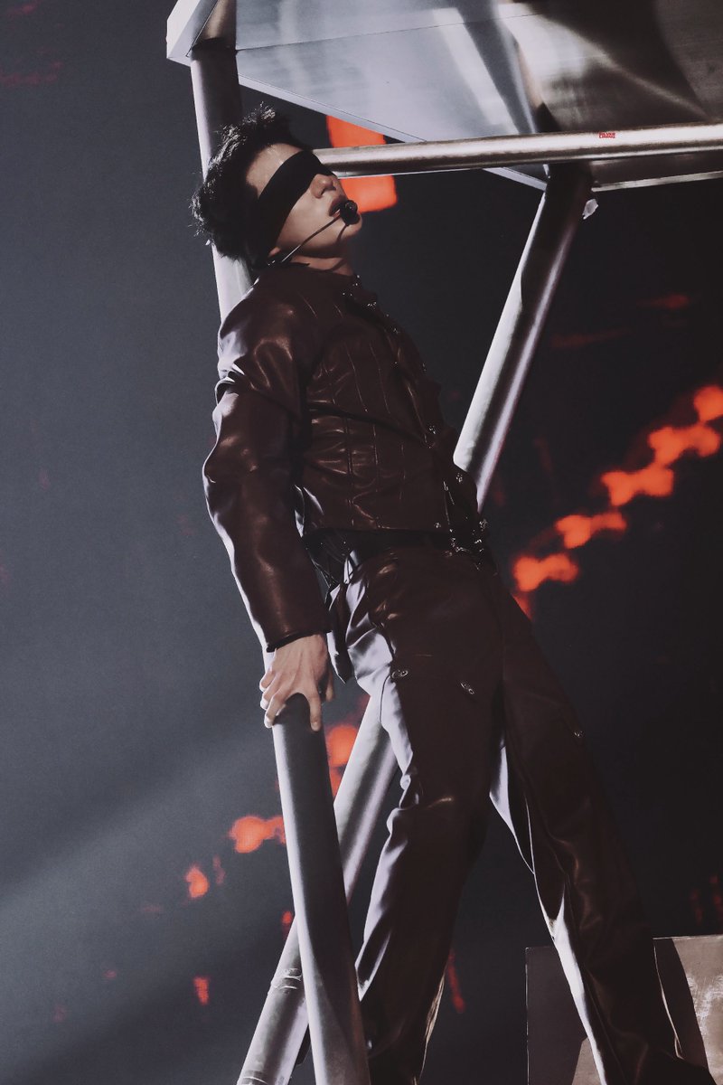 𝐬𝐢𝐥𝐯𝐞𝐫 𝐥𝐢𝐧𝐢𝐧𝐠. tweet media