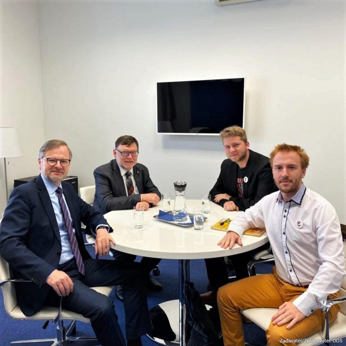 Na Letné se schází ti, kteří neunesli porážku porážku ve volbách. Svolává je muž, který s vlastním politickým projektem shořel jako papír. Nyní prodává svou bakalářskou práci a stává se opět profesionálním aktivistou.

Z pódia řeční ti, kteří roky nesnáší Andreje Babiše. Nesnesou