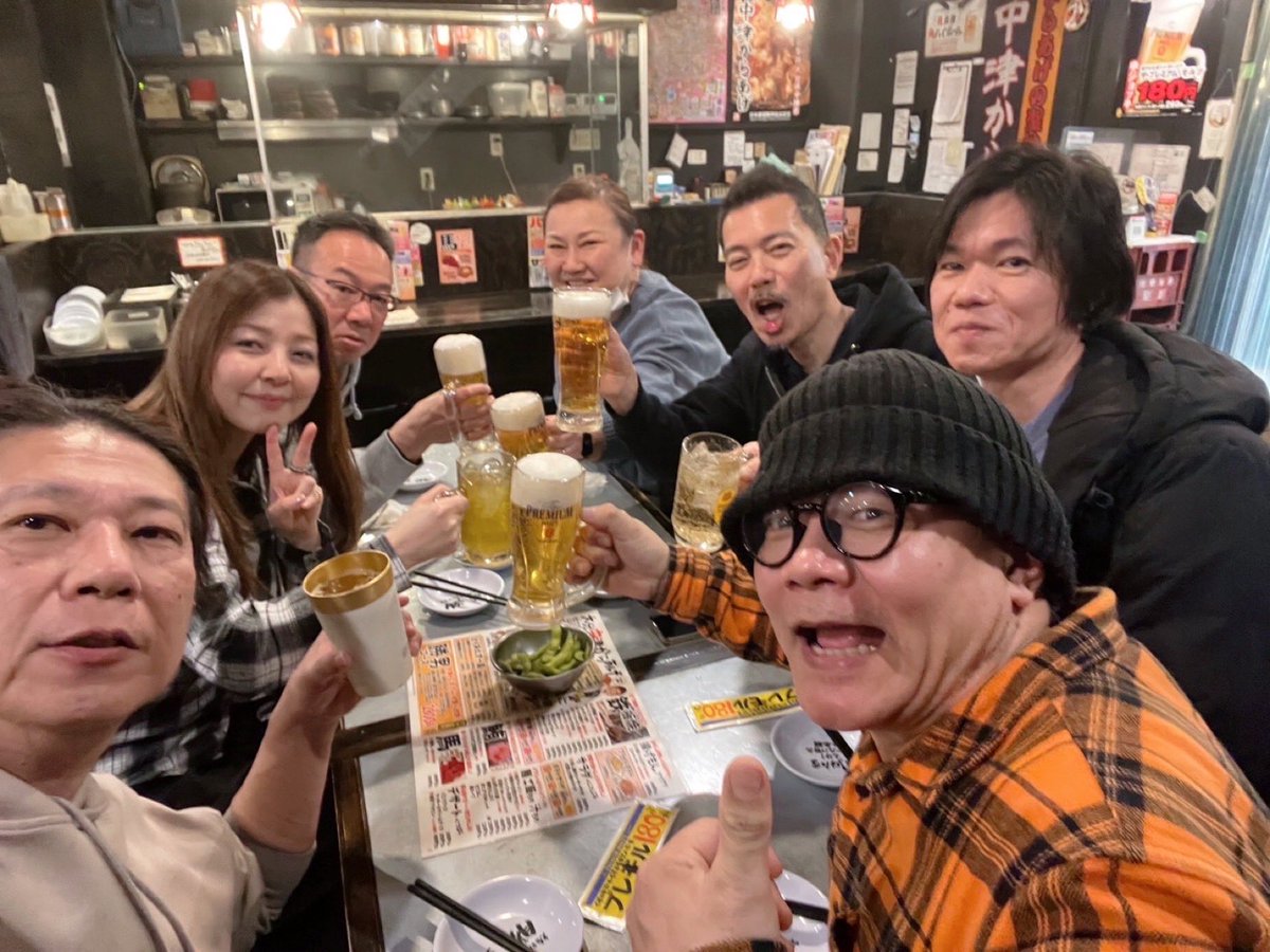 yoko729's tweet photo. ライブ本番前にすでに飲んだくれてるメンバーいるけど大丈夫でしょうか！？🤣
会場は、ほぼ満席です～✨✨
サードストーン福島店
https://t.co/oWVKTgADs8 https://t.co/qjxlvpaW85