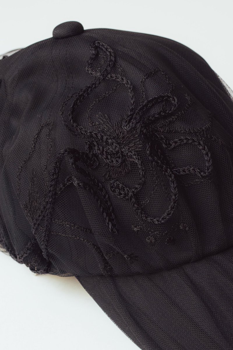 Nerine embroidered tulle cap
光を浴び生まれる影に着目しコード刺繍を施したチュールと土台のレイヤードで表現したキャップ
murral.jp/search?type=pr…