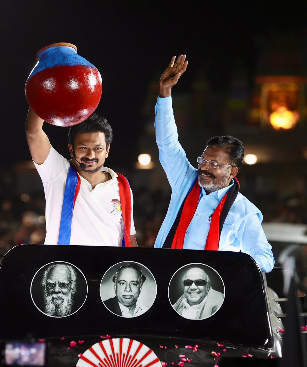 #உதயசூரியனின் பார்வையிலே,

இவர் வரவேண்டும்
புகழ் பெறவேண்டும்
என்று ஆசை துடிக்கிறது...