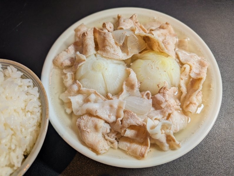 晩飯は、丸ごと新玉ねぎ入り豚バラ鍋。リュウジを信じてw水だけで炊いたけど、ダシとみりんと生姜くらいは入れた方が良さそう。