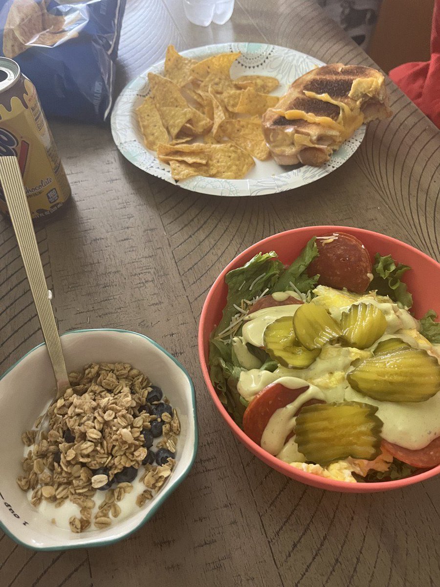 haleybunchhh's tweet photo. food bfore everything else sorry https://t.co/HVBwH4DFx4