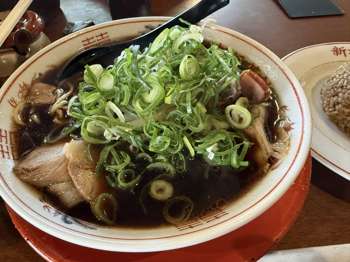 orisyasu's tweet photo. 昼は浜松町の新福菜館さんへ
新福菜館で修業した末廣ラーメンさんにはよく行っていたけどほぼ同じで美味かった！ただ餃子は微妙でした😅ご馳走様でした
#浜松町 
#新福菜館 
#中華そば 
#焼飯 https://t.co/CCtRfhBxZz