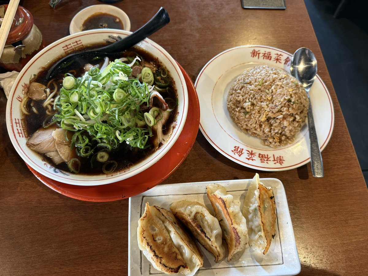 orisyasu's tweet photo. 昼は浜松町の新福菜館さんへ
新福菜館で修業した末廣ラーメンさんにはよく行っていたけどほぼ同じで美味かった！ただ餃子は微妙でした😅ご馳走様でした
#浜松町 
#新福菜館 
#中華そば 
#焼飯 https://t.co/CCtRfhBxZz