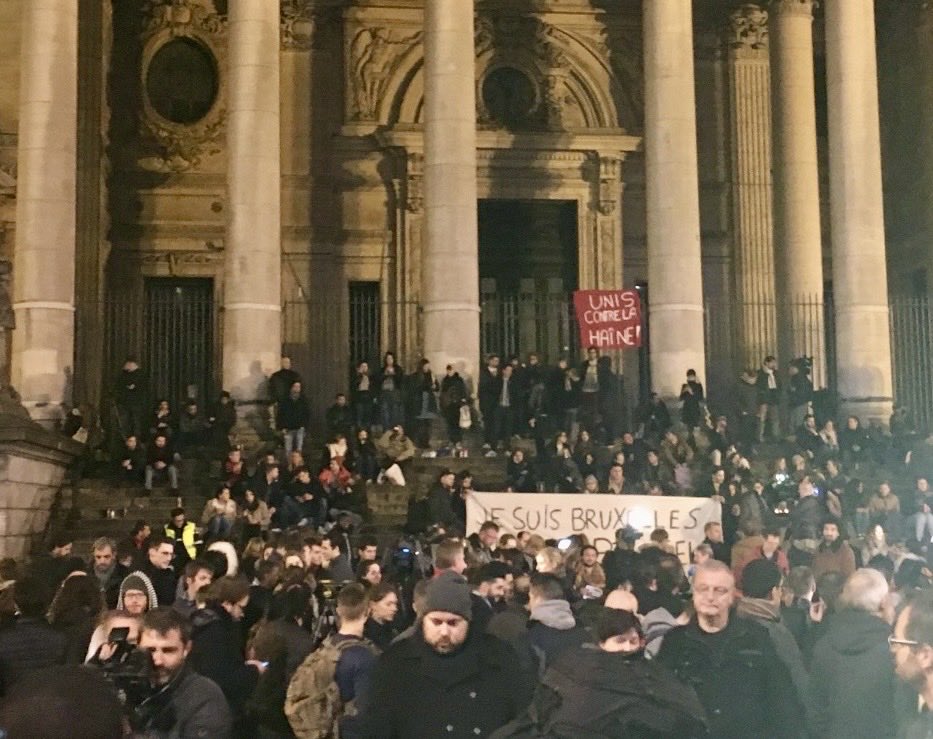 noorlanderarjan's tweet photo. De aanslagen in Brussel zijn 10 jaar geleden, ik woonde er en deed verslag.
Dat zoiets gebeurt midden in je normale leven blijft onvoorstelbaar, maar is het niet.

Angst overheerste, maar er was ook plots saamhorigheid in de rommelige en normaal wat afstandelijke stad. https://t.co/FRhsYi2K8n