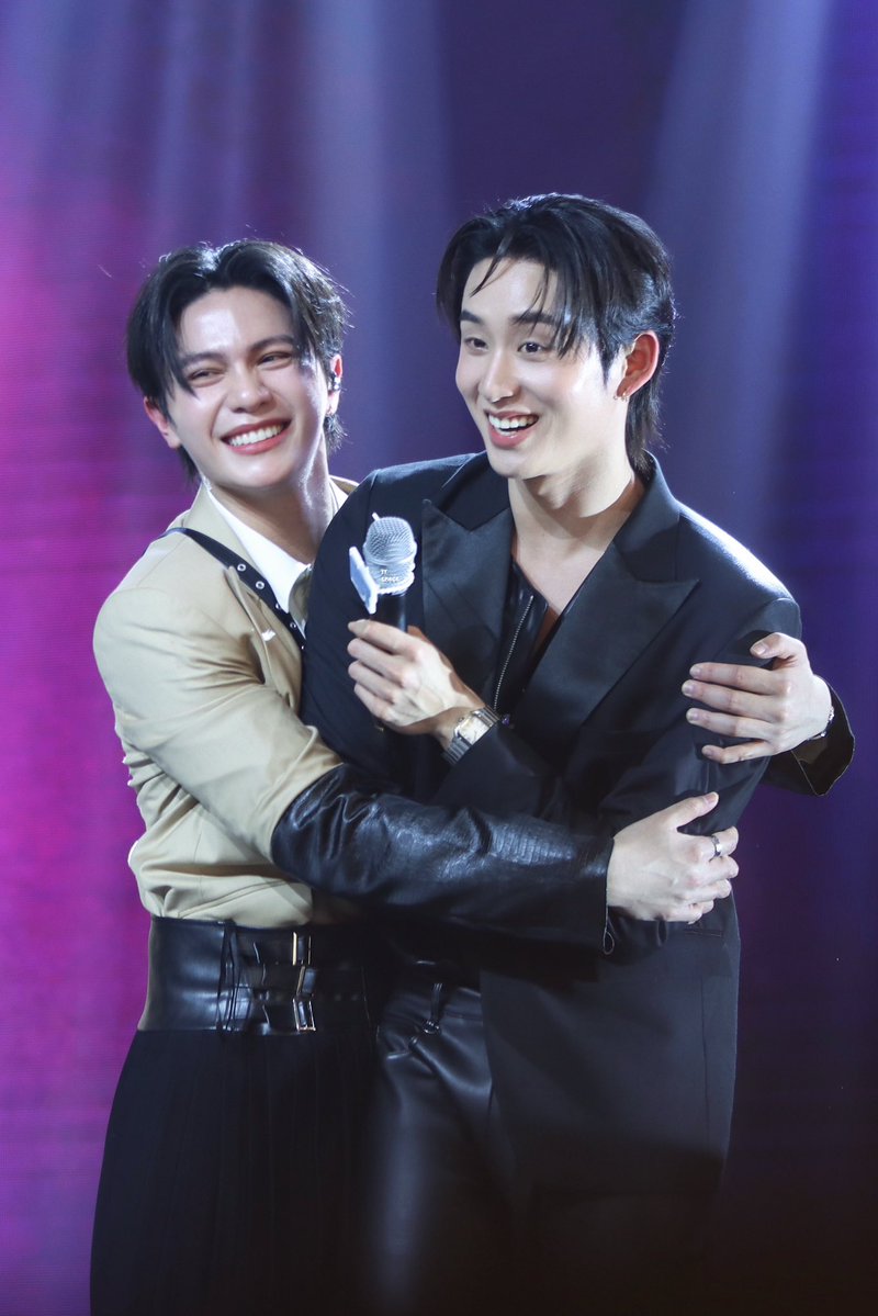 i love my job ครับ
มีความสุขครับ
ม๋าเด็กกับพี่คนสวยครับ
กอดเธออุ่นกว่าใครครับ
รักเธอที่สุดในโลกครับ
อยากเป็นม๋าเด็กของเธอตลอดไปครับ
สาววายเขินตายครับ