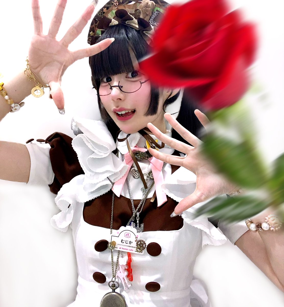 薔薇投げつけ＆投げつけられメイド