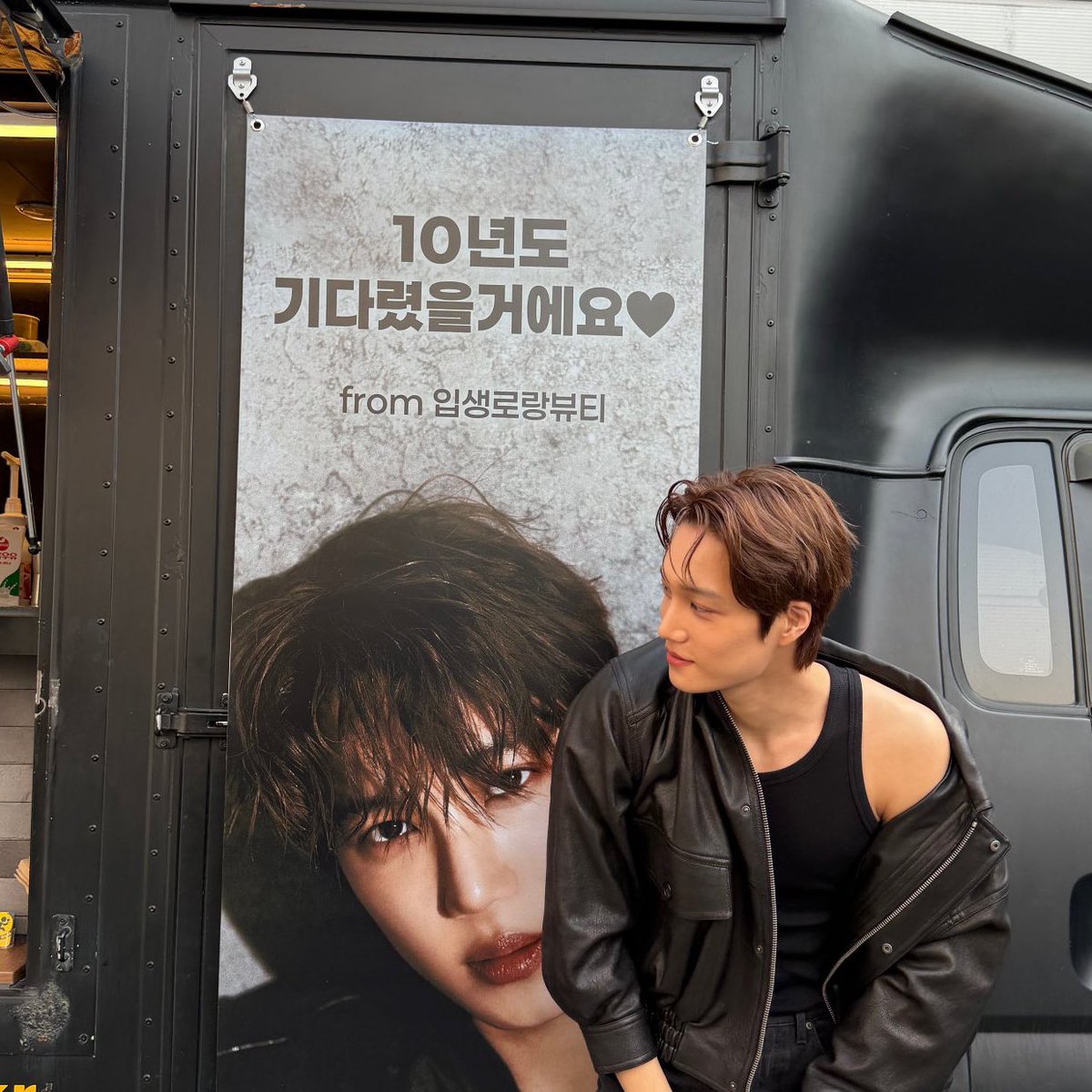 “ 10 ปีก็รอได้ ♡ from ysl beauty ”

น้องไคไม่ได้ถ่ายงานกับ ysl beauty มาตั้งแต่ช่วงเมษา 2023 ตอนที่ไปเข้ากรมก็คิดว่าอาจจะหมดสัญญาไปแล้ว แต่จริงๆเขายังรออยู่ ysl beauty รักน้องมาก