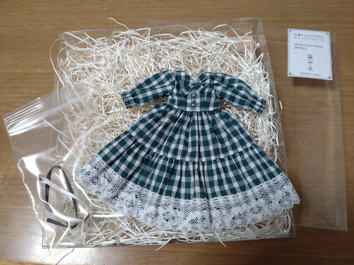 こちらはNari様(<a href="/Gratto_ratto/">Nari@Gratto ratto</a>)のワンピースです。レースやリボン、ふんわり広がるスカートがお嬢さんっぽくも、なんかこう、野原でピクニックしてそうな感じが可愛いらしくて(説明ヘタか)。よそゆきワンピースで、ブーツのあんよを投げ出して座っちゃうミリィお嬢さん(*  ˊ꒳ˋ*)