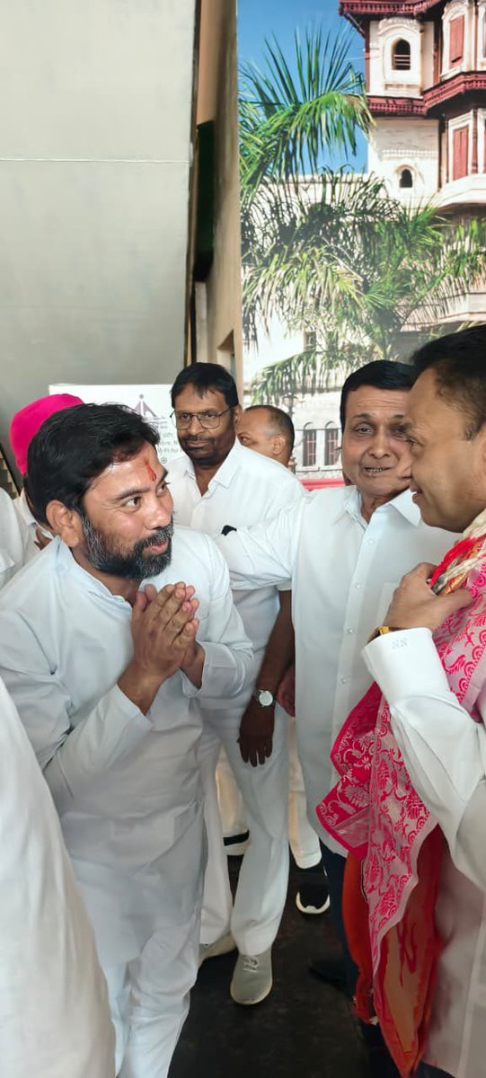 NakulKNath's tweet photo. इंदौर एयरपोर्ट पर आप सभी के द्वारा किए गए आत्मीय स्वागत के लिए आप सभी का हृदय से धन्यवाद । https://t.co/LQyazQUJkB