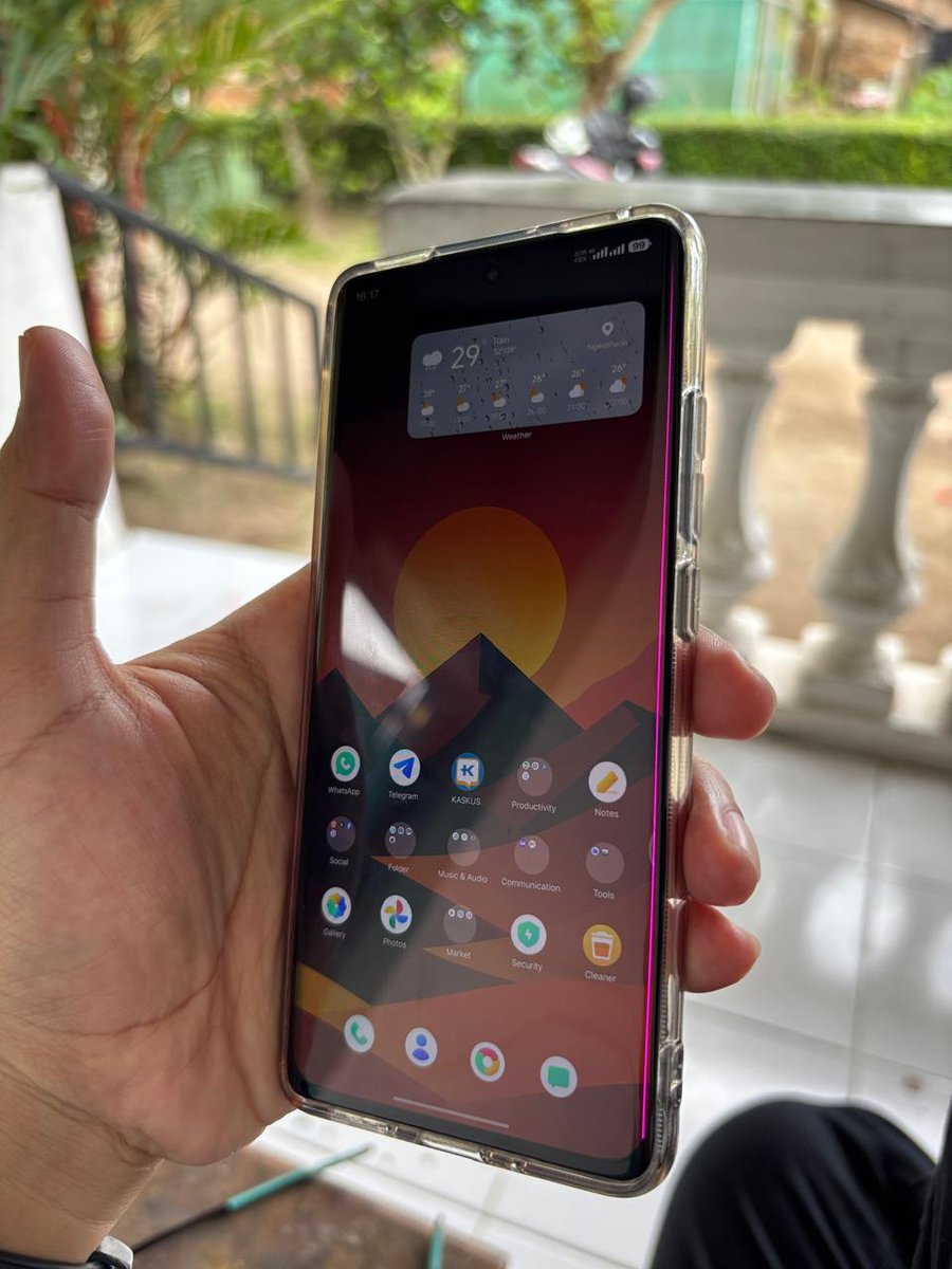 dRidwanmas's tweet photo. Akhirnya ke jatah penyakit layar bergaris 🙂🥲 @Xiaomi https://t.co/yGt8YLNXpi