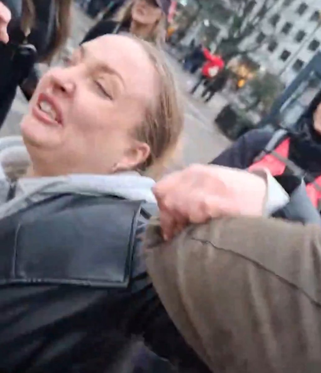 <a href="/miafalksweden/">Maria Falk</a> Inga våldsbejakande nazister eller sverige-rasister på våra gator 🤮

#vänsterpartiet <a href="/vansterpartiet/">Vänsterpartiet</a> #dadgostar <a href="/dadgostarnooshi/">Nooshi Dadgostar 🥕</a> #nazist #svpol