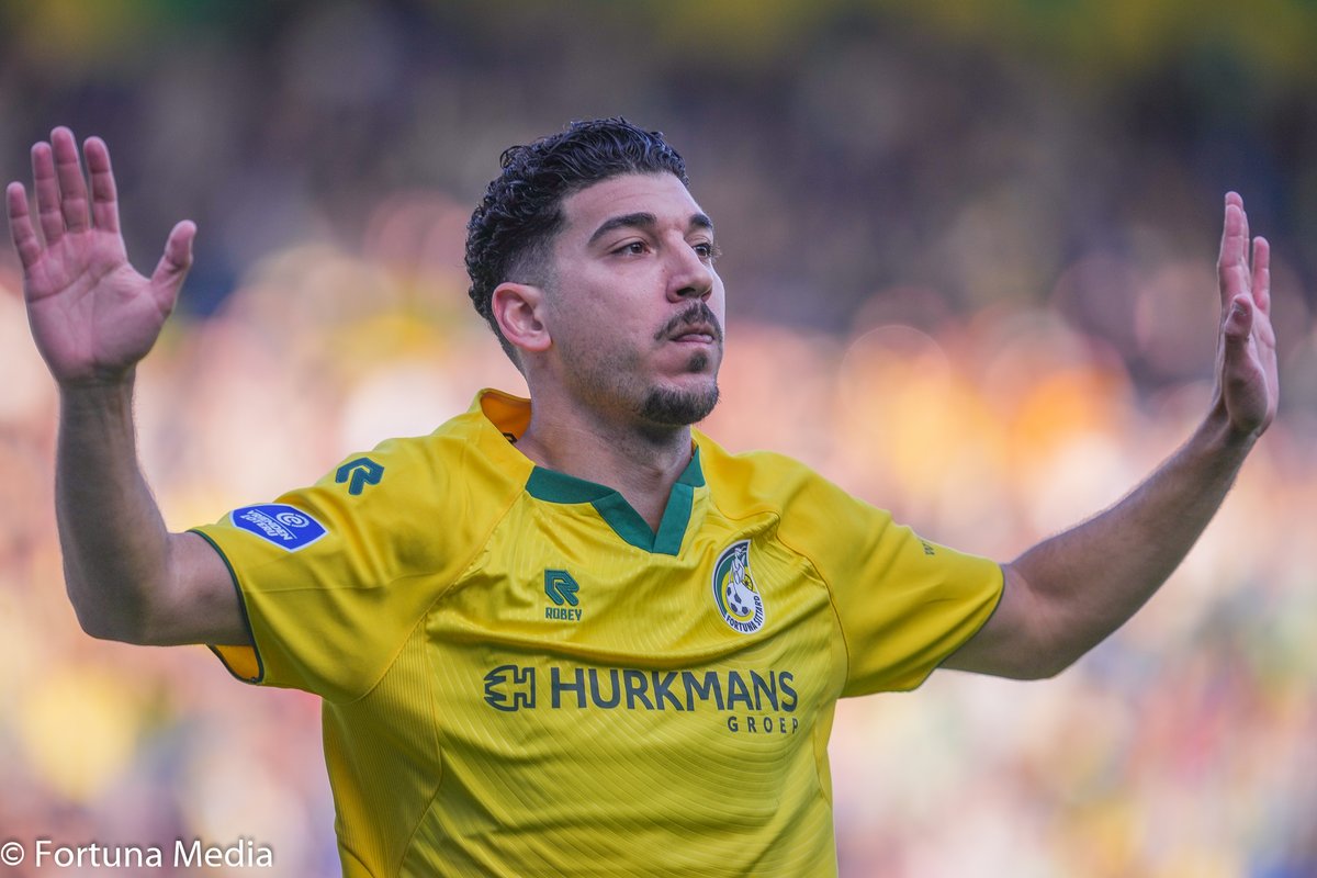 Fortuna_Online's tweet photo. Fortuna Sittard 1 FC Twente 2
Fortuna speelt voor rust tegen @fctwente 🟥⬜️ misschien wel haar beste voetbal van dit seizoen, maakt een vroege goal, maar verzuimt daarna verder afstand  te nemen.
Lees verder: https://t.co/3MxlDoZLik

#fortunasittard | #fortwe | #eredivisie https://t.co/O9UOchdb6G
