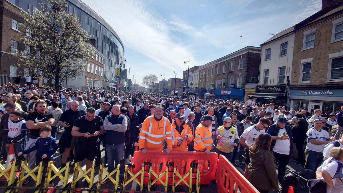 MarkRobinson94's tweet photo. Spurs fans could've been sat home sulking today, but turned out @Billie_T @thfcflags https://t.co/WbMkAlQpaK