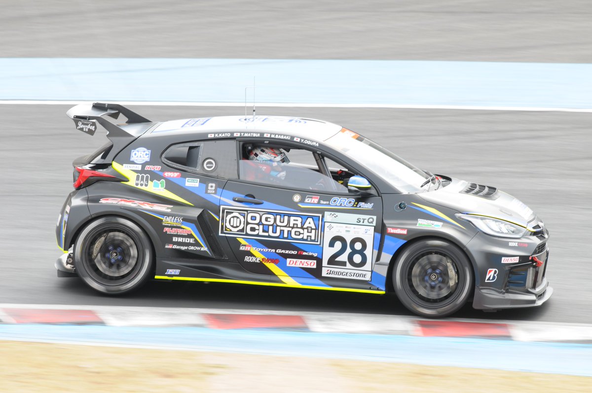Vmyc0EkaSNNwZY1's tweet photo. #S耐
28号車　GR YARIS M Concept
リヤにエンジンがあるので、他のGRヤリスとは違って
リヤのフェンダーにダクトがあります。フロントのフェンダーも他の3台（#13、#104、#225）はAPPのフェンダーに対して膨らみのあるものに。 https://t.co/yZi0KJQK0G