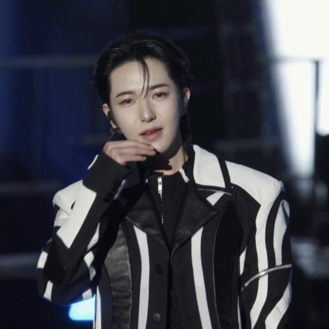 จะเครซี่อะ ฮีเหรินบอกว่าผมทรงนี้ฮีเลือกเองด้วย กุแบบให้เลย นี่แหละเกอเกอ ถูกต้องทุกอย่าง