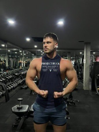 Leslie on Top tweet media