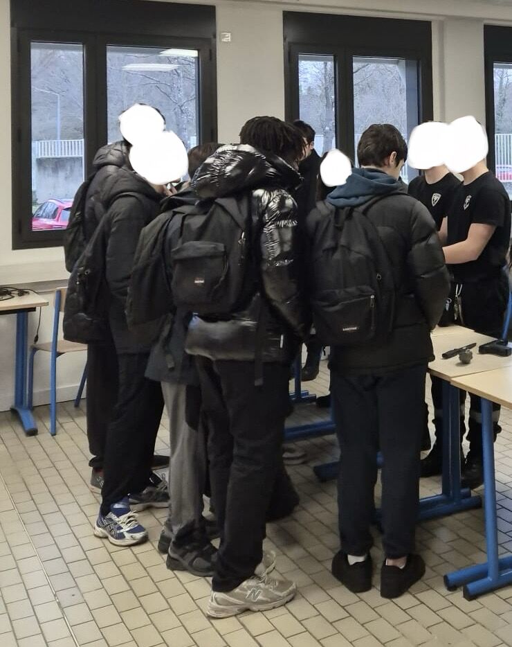 Lycee_forest's tweet photo. Bravo à nos élèves en CAP &amp; Bac Pro Métiers de la Sécurité pour leur professionnalisme lors de la JPO du Lycée Fernand Forest à Saint-Priest ! 🛡️🏫
Au programme : 🔥 Démo incendie &amp; secours 👮 Sécurité publique 🤝 Accueil des familles
Une relève investie ! 👏📸 : Assoc. PJMS https://t.co/UA0XBhULgI