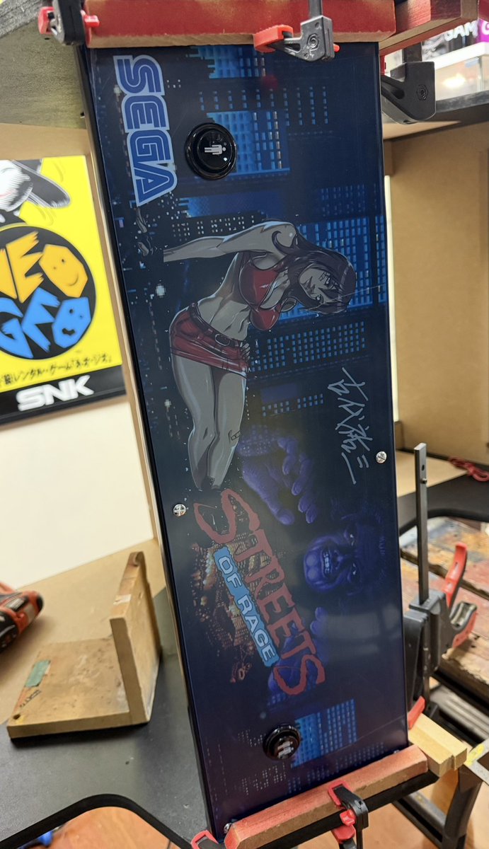 Cris_Arcades's tweet photo. Visitar el @salonvideojuego conocer a @yuzokoshiro uno de mis máximos ídolos y que te firme uno de mis proyectos Arcade más ilusionantes!! Es Pura satisfacción!! #StreetOfRage #sega https://t.co/EhkK6HtHTz