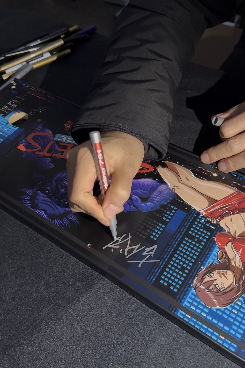 Cris_Arcades's tweet photo. Visitar el @salonvideojuego conocer a @yuzokoshiro uno de mis máximos ídolos y que te firme uno de mis proyectos Arcade más ilusionantes!! Es Pura satisfacción!! #StreetOfRage #sega https://t.co/EhkK6HtHTz