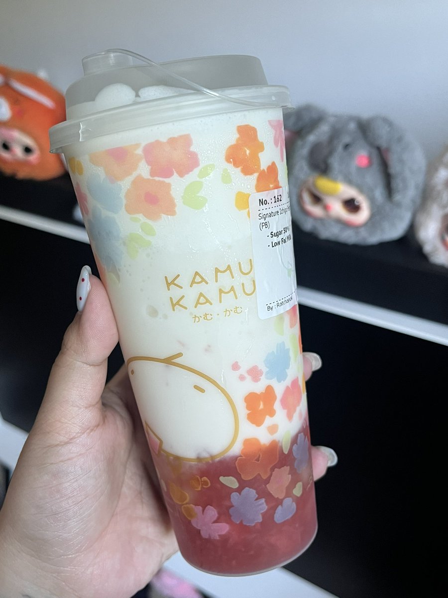 hbker07's tweet photo. มึง กุชอบวาราบิโมจิจริงๆ ฮือๆๆๆๆๆๆๆทำไมมันอร่อยแบบนี้ อยากกรี๊ด มันคือตัวขัดขวางในการงดของหวาน กุจะกิน มันอร่อยหนิ ค่อยออกกำลังกายเพิ่มเอา555555555555 อร่อยทุกครั้งที่ดูดเข้าปาก มันนุ่มมันหนึบพอดีมาก วันก่อนกินกับชาคามิเลียก็อร่อย วันนี้สั่งน���สดสตอเบอรี่ปั่น+วาราบิโมจิก็อร่อยมาก! https://t.co/AdodJqyPb1
