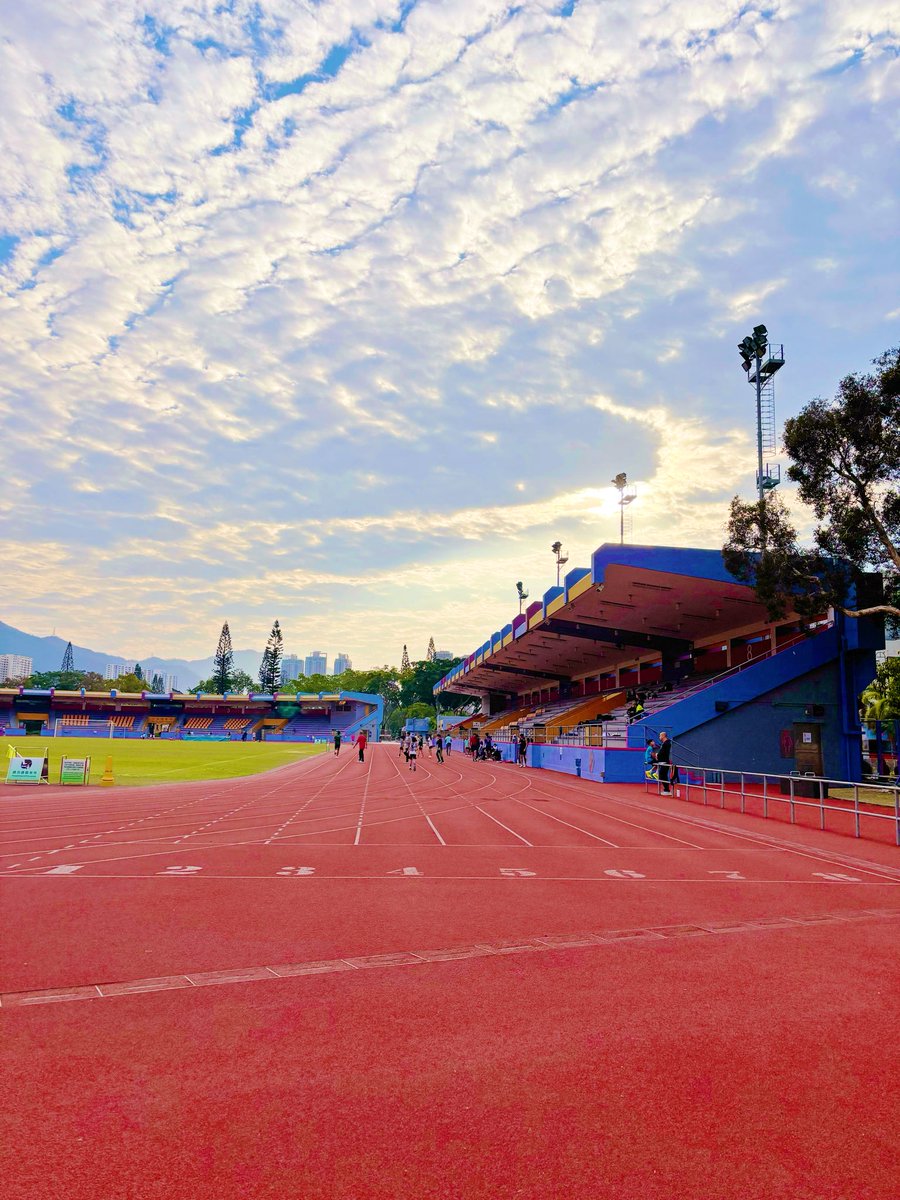 xtomatocherry's tweet photo. Same sports ground, two lives.
Morning: elderly, slow and chat. 
Night: teens, headphones on, striving for their personal best.
Running here is a relay race without a baton being passed, but everyone's goal is the same — to stay healthy. #CJHealth https://t.co/DDjZl21hpa