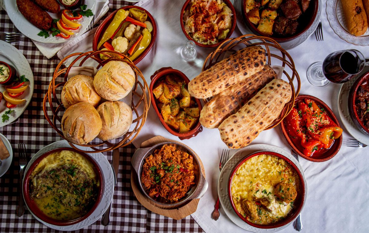 bdestination_'s tweet photo. Embark on a culinary journey in #Kosovo with #BalkanDestination🍽️From savoring traditional dishes like flija to exploring vibrant markets, here's your chance to immerse in flavors. Top 5 highlights await https://t.co/FoY3XA8yzo 

#KosovoCuisine #DiscoverTheBalkans #KosovoCuisine https://t.co/A3MfeVIiib