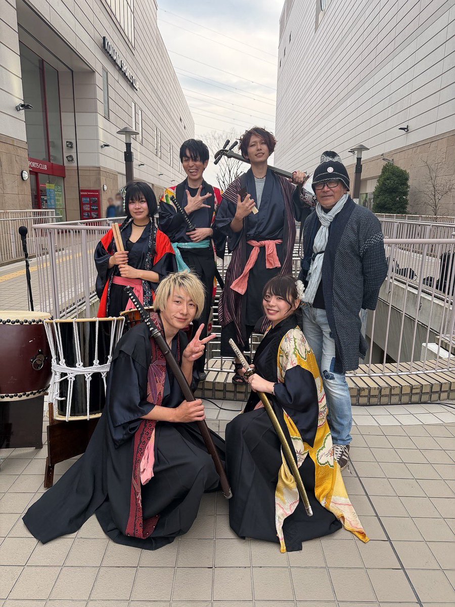 .
本日は
*＊しんゆりフェスティバル・マルシェ＊*
にてパフォーマンスさせていただきました！

とてもたくさんの方々に足を止めていただき大感謝です☺️
他の出演者の方々の演奏や出店もたくさんあって素敵でした＊*

風が強く冷える中、見ていただいてありがとうございました😊

#IMONttt
#陣コート