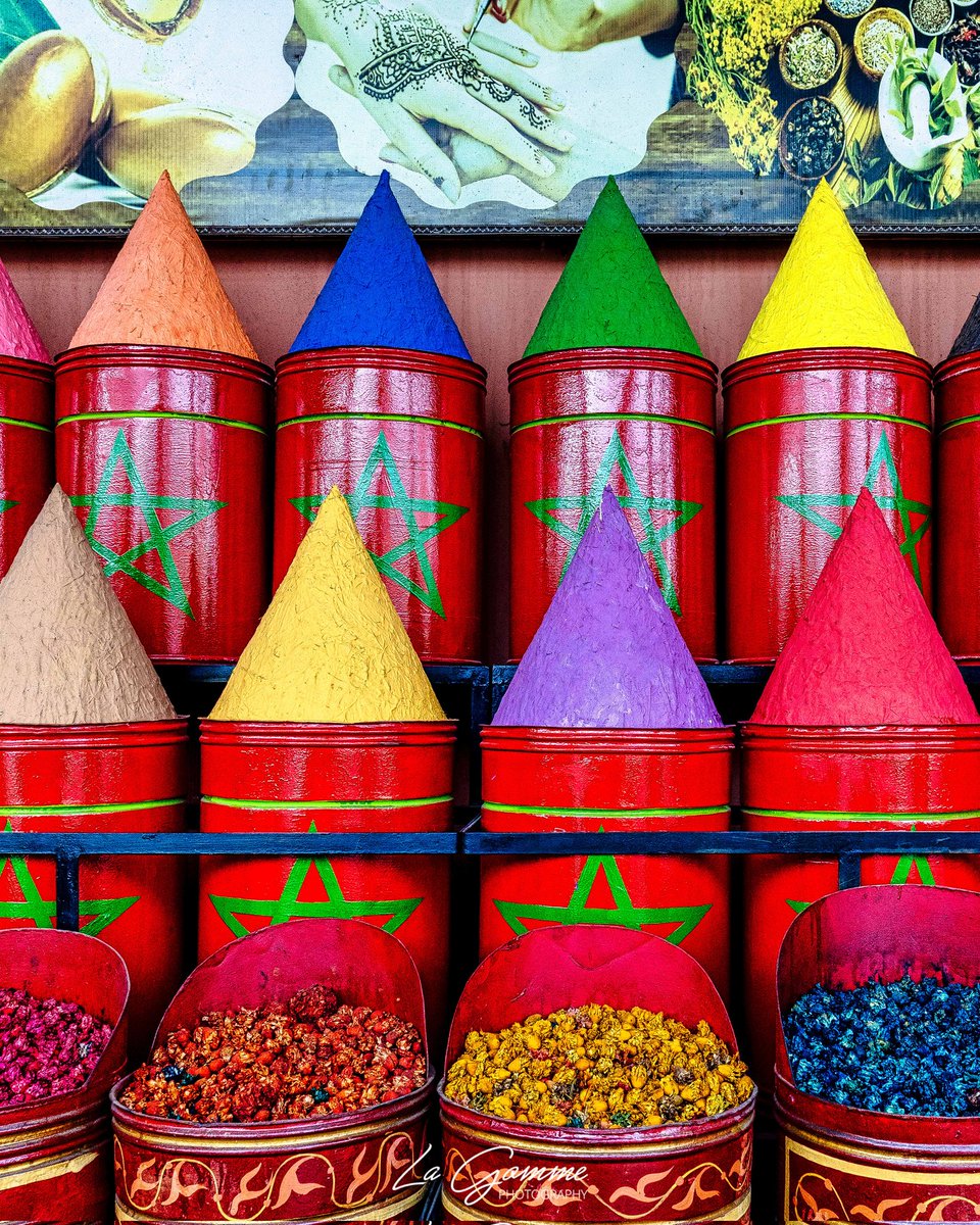 La_Gomme's tweet photo. Une explosion de couleurs et de senteurs au cœur de la Médina... Le temps s'arrête sur la place Jemaa el-Fna. 🌶️✨

#Marrakech #Morocco #VisitMorocco 
#Souk #ColorsOfMorocco #StreetPhotography #MiddleEastVibes #Orientalism #MarketPhotography #SpicesOfMorocco https://t.co/CSgpMUmyzM