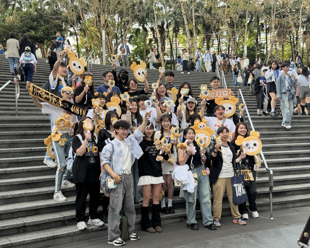 With Hyo 🏧 tweet media