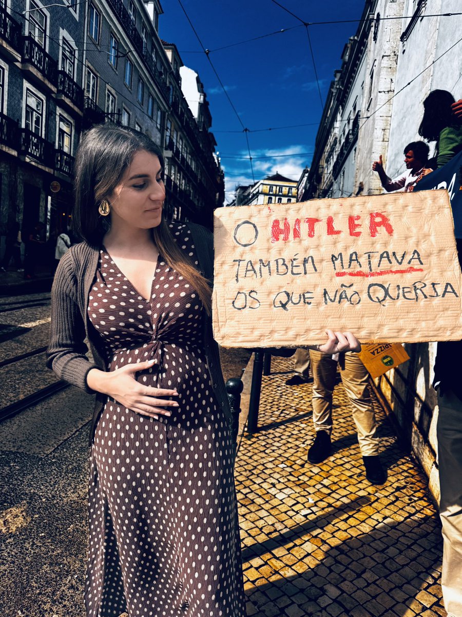 Usar Hitler para atacar direitos reprodutivos é distorcer a história e fugir à realidade. 

O Estado não manda no corpo da mulher, e isto devia ser claro. Direitos reprodutivos são sobre autonomia, dignidade e liberdade. 

O aborto é um direito das mulheres.