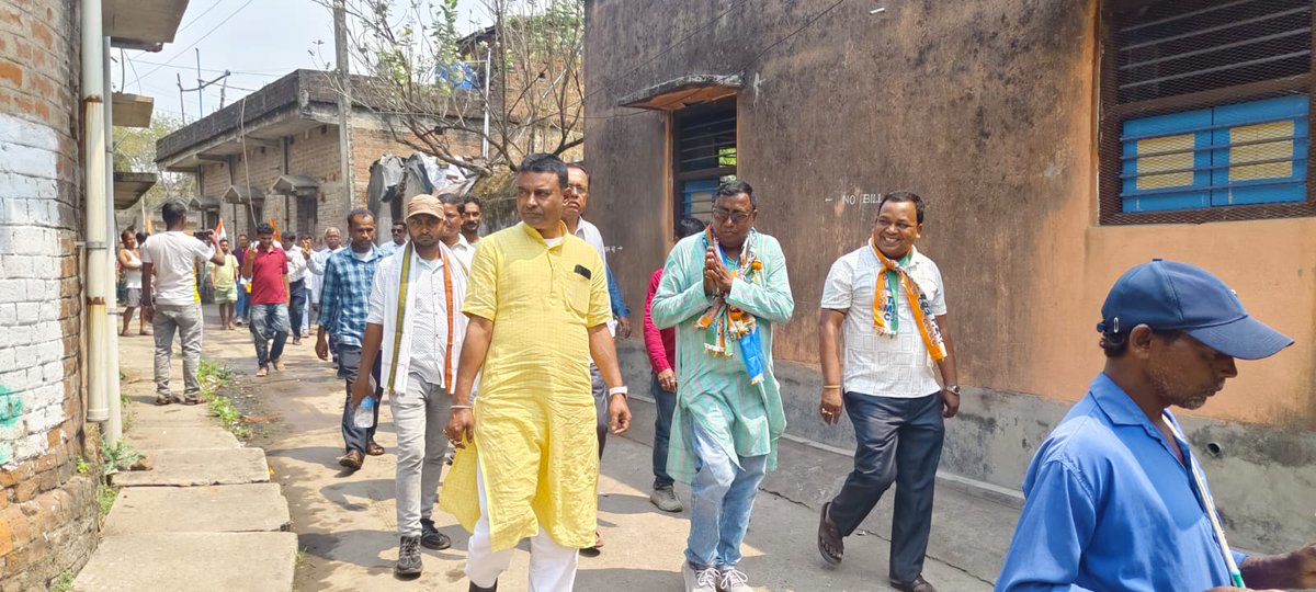 Rothin1973's tweet photo. আজ ২৪৭ শালতোড়া বিধানসভা কেন্দ্রে জননেত্রী মমতা ব্যানার্জী-র মনোনীত তৃণমূল কংগ্রেসের প্রার্থী, জনপ্রিয় জননেতা, *উত্তম বাউরী* মহাশয়ের প্রচারের কিছু মুহূর্ত।।

শালতোড়া , মেজিয়া অঞ্চল https://t.co/WyDEgasiPD