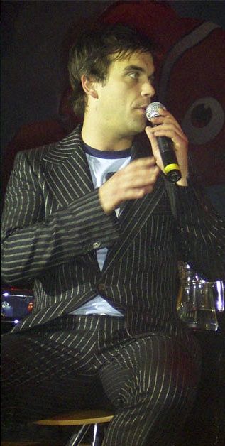 hourly Robbie Williams tweet media