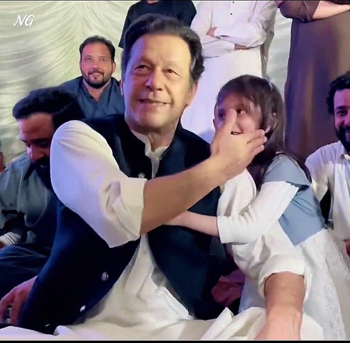 میرے لئے ہر وہ شخص قابل احترام ہیں , 
جو عمران خان کا سپورٹر ہے ,,