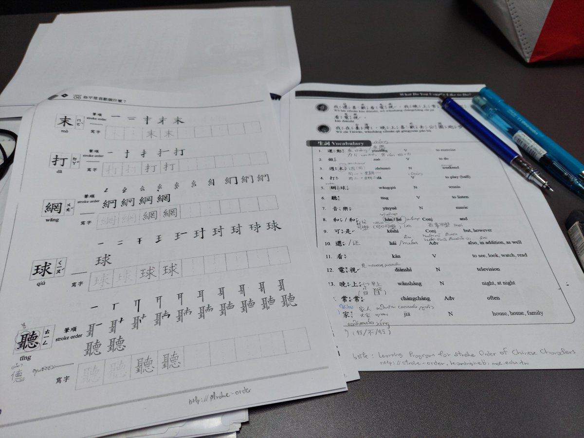 Pickku's tweet photo. วันนี้ไปเรียน #ภาษาจีน (ตัวเต็ม) ครั้งที่ 2
ไม่ได้เตรียมตัวอ่านล่วงหน้ามาเลย มึนมาก😅

แล้วก็เหล่าซือมีแนะนำเว็บสำหรับสอนเขียนตัวอักษรจีนตัวเต็มให้ ตัวไหนไม่รู้ก็อปไปแปะกดค้นหาได้เลย เว็บก็จะแสดงสอนการขีดให้เราฝึกตามได้ มีเสียงให้ฟัง และคำอธิบายสั้นๆด้วย

https://t.co/wkJjgMp89Y https://t.co/hZeyYlWoBu